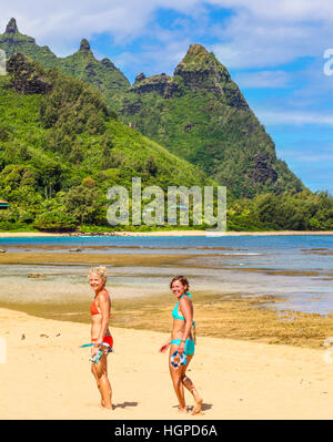 Tourists with snorkel gear at Tunnels Beach on Kauai Stock Photo