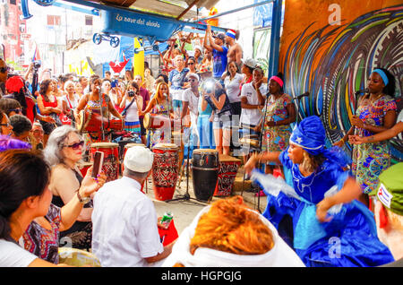 Crowds looking at a dance performance in Callejón de Hamel in Havana, Cuba Stock Photo