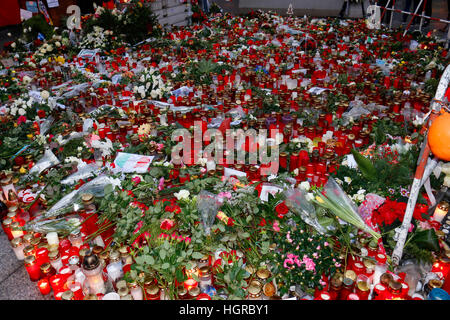 Impressionen: Blumen und Kerzen als Zeichen von Trauer und Anteilnahme nach dem islamistischen Terroranschlag auf den Weihnachtsmarkt am Breitscheidpl Stock Photo