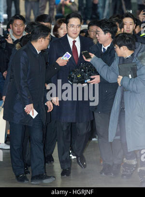 Seoul, South Korea. 12th Jan, 2017. Samsung Electronics Vice Chairman Lee Jae-yong receives interviews before questioning in Seoul, South Korea, Jan. 12, 2017. The heir apparent of Samsung Group, South Korea's largest conglomerate, appeared in the office of an independent counsel team investigating a scandal involving impeached President Park Geun-hye for his alleged involvement in bribery charges. © Lee Sang-ho/Xinhua/Alamy Live News Stock Photo