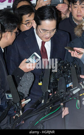 Seoul, South Korea. 12th Jan, 2017. Samsung Electronics Vice Chairman Lee Jae-yong receives interviews before questioning in Seoul, South Korea, Jan. 12, 2017. The heir apparent of Samsung Group, South Korea's largest conglomerate, appeared in the office of an independent counsel team investigating a scandal involving impeached President Park Geun-hye for his alleged involvement in bribery charges. © Lee Sang-ho/Xinhua/Alamy Live News Stock Photo