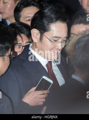 Seoul, South Korea. 12th Jan, 2017. Samsung Electronics Vice Chairman Lee Jae-yong receives interviews before questioning in Seoul, South Korea, Jan. 12, 2017. The heir apparent of Samsung Group, South Korea's largest conglomerate, appeared in the office of an independent counsel team investigating a scandal involving impeached President Park Geun-hye for his alleged involvement in bribery charges. © Lee Sang-ho/Xinhua/Alamy Live News Stock Photo