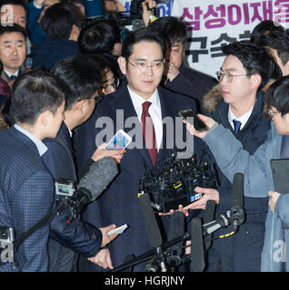 Seoul, South Korea. 12th Jan, 2017. Samsung Electronics Vice Chairman Lee Jae-yong receives interviews before questioning in Seoul, South Korea, Jan. 12, 2017. The heir apparent of Samsung Group, South Korea's largest conglomerate, appeared in the office of an independent counsel team investigating a scandal involving impeached President Park Geun-hye for his alleged involvement in bribery charges. © Lee Sang-ho/Xinhua/Alamy Live News Stock Photo