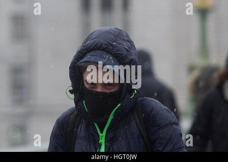 London, UK. 13th Jan, 2017. Pedestrians on Westminster bridge brave the snow and sleet © amer ghazzal/Alamy Live News Stock Photo