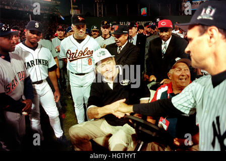 Red Sox Ted Williams shakes Yankees manager Joe Torres hand at the 1999 All Star game at Fenway Park Stock Photo