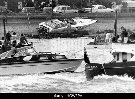 AJAXNETPHOTO. 1976. COWES, ISLE OF WIGHT, ENGLAND. - DEATH MARRS POWERBOAT RACE - THE OFFSHORE RACING POWERBOAT BLITZ AGROUND NEAR EGYPT POINT AFTER GOING OUT OF CONTROL IN CHAOTIC WATERS DURING THE 199 MILE COWES-TORQUAY-COWES RACE START, HURLING ITS DRIVER ALF BONTOFT (41) INTO THE SEA. BONTOFT DIED OF HEAD INJURIES IN THE ACCIDENT, THE FIRST IN THE 16 YEAR HISTORY OF THE RACE.  PHOTO:JONATHAN EASTLAND/AJAX  REF:BLITZ 1976 Stock Photo