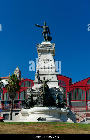 Statue Heinrich der Seefahrer und ehemalige Markthalle, Porto, Portugal, Europa, Mercado Ferreira Borges Stock Photo