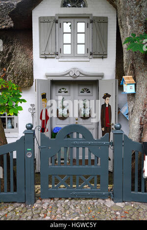 kunstvoll gestalteter Eingang in ein altes Friesenhaus, Reetdachhaus, Keitum, Sylt, nordfriesische Inseln, Nordfriesland, Schleswig-Holstein, Deutschland Stock Photo