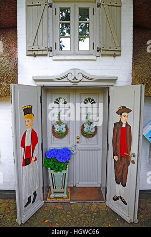 kunstvoll gestalteter Eingang in ein altes Friesenhaus, Reetdachhaus, Keitum, Sylt, nordfriesische Inseln, Nordfriesland, Schleswig-Holstein, Deutschland Stock Photo