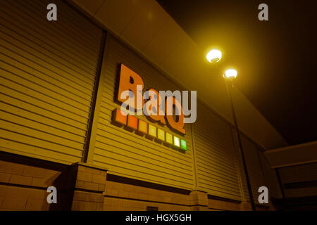 b and q  sign at night Great Western Retail Park Stock Photo