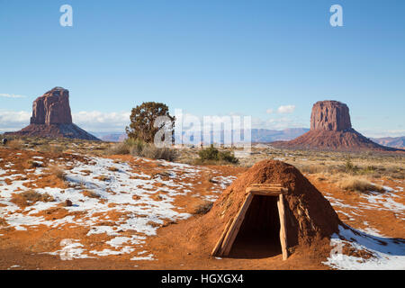 Navajo Hogan, Monument Valley Navajo Tribal Park, Utah, USA Stock Photo