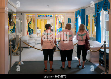 Tourists visiting Graceland, Memphis, Tennessee, USA Stock Photo