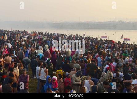 Allahabad, Indian state of Uttar Pradesh. 14th Jan, 2017. Hindu devotees prepare to take a holy dip at the confluence of River Ganges, Yamuna and Saraswati during Makar Sankranti in Allahabad, northern Indian state of Uttar Pradesh, Jan. 14, 2017. Makar Sankranti, which marks the transition of the sun into the zodiacal sign of Makara (Capricorn) on its celestial path, is a Hindus festival celebrated in almost all parts of India. © Stringer/Xinhua/Alamy Live News Stock Photo