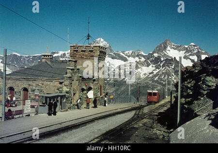 Bergstation Gornergrat der Gornergratbahn 1975. Gornergrat railway station in the 1970s Stock Photo