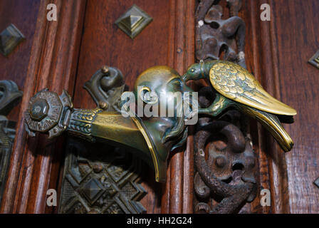 Hluboka nad Vltavou (Frauenberg): Castle Frauenberg; Door handle in the form of a raven hacking into the head of a Turk, , Jihocesky, Südböhmen, South Stock Photo