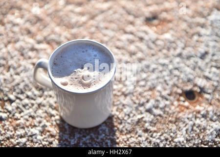 Porta Westfalica, Germany. 6th Jan, 2017. A mug containing hot chocolate stands on a table covered in ice at a beer garden in Porta Westfalica, Germany, 6 January 2017. Photo: Lino Mirgeler/dpa/Alamy Live News Stock Photo