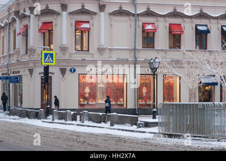 Moscow, Russia. Sunday, January 15, 2017. Omega watches shop at the crossing of Kuznetsky most and Petrovka streets. Wet, windy and snowy Sunday in Moscow. The temperature is about -2C (28F). Heavy clouds, snow showers. Street cleaners and snow cleaning vehicles are busy. © Alex's Pictures/Alamy Live News Stock Photo