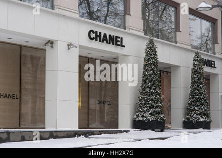 Moscow, Russia. Sunday, January 15, 2017. Christmas and New Year decorated Chanel shop on Petrovka street. Wet, windy and snowy Sunday in Moscow. The temperature is about -2C (28F). Heavy clouds, snow showers. Street cleaners and snow cleaning vehicles are busy. © Alex's Pictures/Alamy Live News Stock Photo