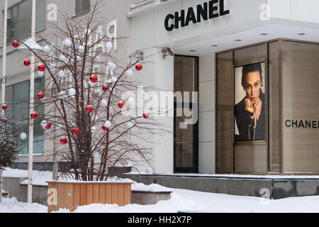 Moscow, Russia. Sunday, January 15, 2017. Christmas and New Year decorated Chanel shop on Petrovka street. Wet, windy and snowy Sunday in Moscow. The temperature is about -2C (28F). Heavy clouds, snow showers. Street cleaners and snow cleaning vehicles are busy. © Alex's Pictures/Alamy Live News Stock Photo