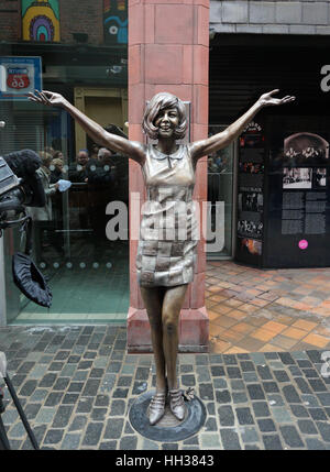 Liverpool, UK. 16th January, 2017. A large bronze statue of Cilla Black was unveiled on Mathew Street, Liverpool to celebrate the 60th anniversary of the Cavern Club. The statue was donated to the city of Liverpool by Cilla's three sons, who attended the unveiling. Credit: Pak Hung Chan/Alamy Live News Stock Photo