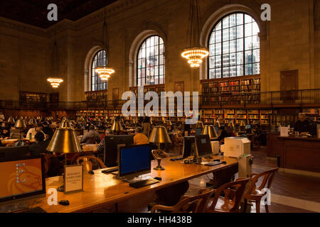 The Rose Main Reading Room in the Central Building of the New York Public Library. Midtown Manhattan, New York City, USA. Stock Photo