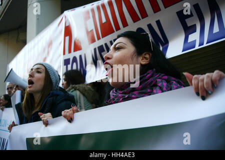 Athens, Greece. 16th Jan, 2017. Demonstration in front of the Greek Ministry of Health against the continouous cuts in public healthcare system. Credit: George Panagakis/Pacific Press/Alamy Live News Stock Photo
