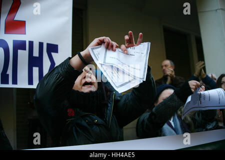 Athens, Greece. 16th Jan, 2017. Demonstration in front of the Greek Ministry of Health against the continouous cuts in public healthcare system. Credit: George Panagakis/Pacific Press/Alamy Live News Stock Photo