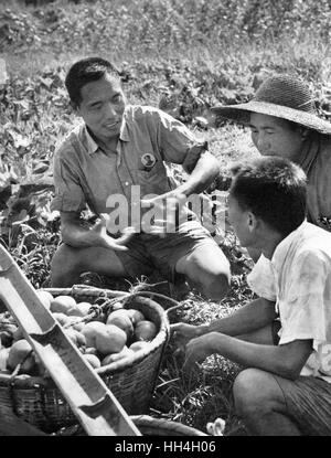 Communist China - farm workers in discussion Stock Photo