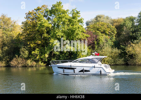 Sealine 330 Statesman cruise boat on River Thames, Runnymede, Surrey, England, United Kingdom Stock Photo