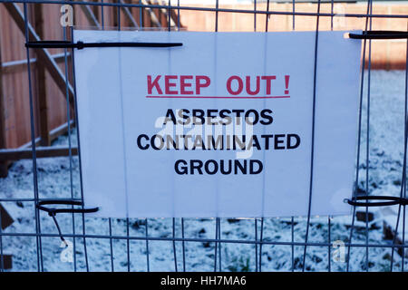 Sign saying 'Keep Out! Asbestos contaminated ground.' Stock Photo