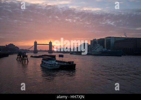 London, UK.  17th January, 2017     A cold start over central London, in what is expected to be a clear and sunny day.     © Ilyas Ayub/ Alamy Live News Stock Photo