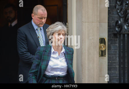 Downing Street, London, UK. 17th January 2017. Prime Minister Theresa May leaves Downing Street to announce her 12 point Brexit plan at Lancaster House. © Malcolm Park editorial/Alamy Live News. Stock Photo