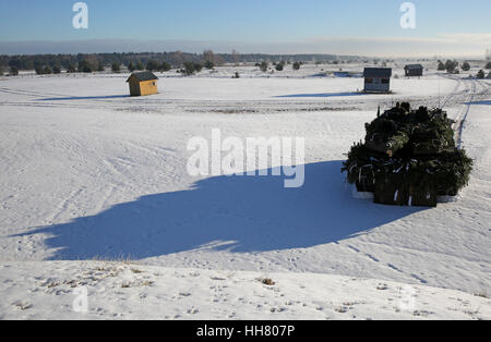 Torgelow, Germany. 17th Jan, 2017. A German Leopard main battle tank drives through snow on a German military drill ground in Torgelow, Germany, 17 January 2017. Around 600 soldiers from the armed forces of Germany and the Netherlands are taking part in training exercises involving armoured personnel carriers, combat tanks and a variety of smaller vehicles. The soldiers will remain in the German state of Mecklenburg-Western Pomerania until the end of January when they will be redeployed in Poland for further Nato exercises. Photo: Bernd Wüstneck/dpa-Zentralbild/dpa/Alamy Live News Stock Photo