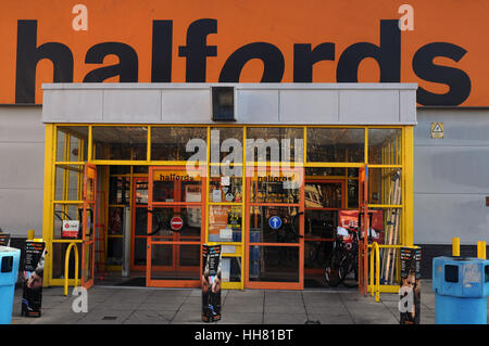 Halfords store in Brixton, London, UK. 17 January, 2017. Halfords Group plc ahead of Trading Update on January 19, 2017. Credit: Marina Imperi/Alamy Live News Stock Photo