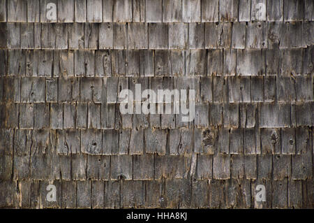 A whole wall of very weathered cedar shakes on the side of an old outbuilding Stock Photo