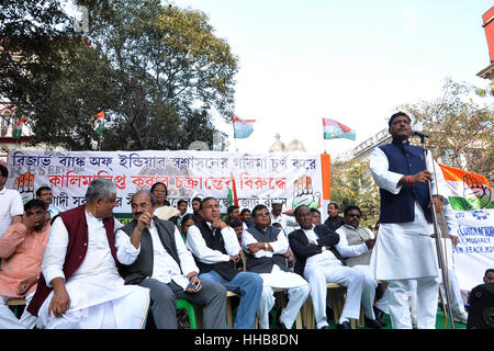 Kolkata, India. 18th Jan, 2017. Akhilesh Prasad Singh gives his speech during the rally. West Bengal Pradesh Congress Committee protests against Narendra Modi Government and demonetization of Rs.500 and Rs.1000 in front of Reserve Bank of India, Kolkata. Credit: Saikat Paul/Pacific Press/Alamy Live News Stock Photo