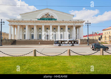 Old Stock Exchange building with rooftop sculpture of Neptune being drawn in a chariot by sea-horses, Vasilevskiy Island, St Petersburg Russia Stock Photo