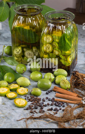 Walnuß-Schnaps, Walnuss-Schnaps, Schnaps mit Walnuß, Walnuss, Walnuß, Wal-Nuss, Wal-Nuß, Juglans regia, Walnut. Heilschnaps, Heilschnäpse, Kräuterschn Stock Photo