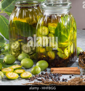 Walnuß-Schnaps, Walnuss-Schnaps, Schnaps mit Walnuß, Walnuss, Walnuß, Wal-Nuss, Wal-Nuß, Juglans regia, Walnut. Heilschnaps, Heilschnäpse, Kräuterschn Stock Photo