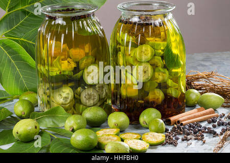 Walnuß-Schnaps, Walnuss-Schnaps, Schnaps mit Walnuß, Walnuss, Walnuß, Wal-Nuss, Wal-Nuß, Juglans regia, Walnut. Heilschnaps, Heilschnäpse, Kräuterschn Stock Photo