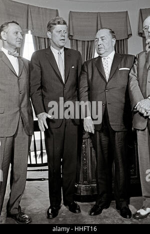 United States President John F. Kennedy meets Mayor Richard J. Daley (Democrat of Chicago) and officials from Illinois in the Oval Office of the White House in Washington, DC on July 11, 1962. From left to right: US Representative Sidney R. Yates (Democrat of Illinois); President Kennedy; Mayor Daley; US Representative Thomas J. O'Brien (Democrat of Illinois). Credit: Arnie Sachs/CNP - NO WIRE SERVICE - Photo: Arnie Sachs/Consolidated/dpa Stock Photo