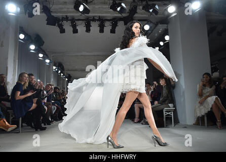 Berlin, Deutschland. 19th Jan, 2017. dpatopbilder - Model Rebecca Mir präsentiert am 19.01.2017 in Berlin eine Kreation des Labels 'Ewa Herzog'. Im Rahmen der Berlin Fashion Week werden die Kollektionen für Herbst/Winter 2017/2018 vorgestellt. Foto: Britta Pedersen/dpa /dpa/Alamy Live News Stock Photo