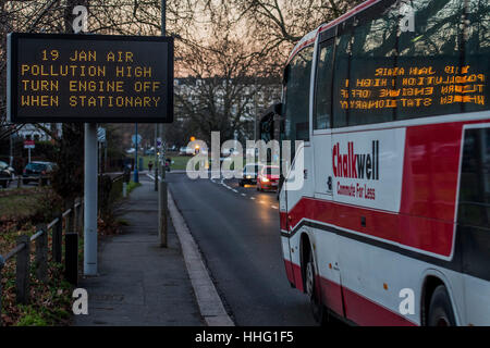 Wandsworth, London, UK. 19th Jan, 2017. A sign warns of high pollution levels in Wandsworth as the evening rush hour begins to build on the South Circular at Clapham Common, London, 19 Jan 2017. Credit: Guy Bell/Alamy Live News Stock Photo