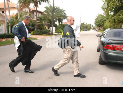 November 9, 2009 - Ft. Lauderdale, FL - Florida, USA - United States - (CAV) ROTHSTEIN1109M.CAV - FBI agents carry what appear to be guns out of Scott Rothstein's Ft. Lauderdale home, Monday, Nov. 9, 2009. Joe Cavaretta, Sun Sentinel.- Original Credit: Sun Sentinel.- Original Source: Sun Sentinel  (Credit Image: © Sun-Sentinel via ZUMA Wire) Stock Photo