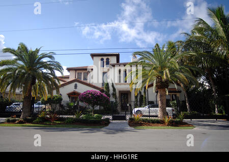 November 4, 2009 - Ft. Lauderdale, FL - Florida, USA - United States - NO USE EXCEPT SUN SENTINEL; NO SHARING; NO RIGHTS (CAV) FL-ROTHSTEIN1104A.CAV - A Rolls Royce, a Cadillac and a Bentley are seen in front of attorney Scott Rothstein's Ft. Lauderdale home, Wednesday, Nov. 4, 2009. Joe Cavaretta, Sun Sentinel ORG XMIT: S-S0911041149406879.- Original Credit: Sun Sentinel SoFlaShare.- Original Source: Sun Sentinel  (Credit Image: © Sun-Sentinel via ZUMA Wire) Stock Photo