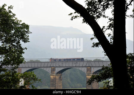 Narrow boat crossing the Pontcysyllte aqueduct which carries the Llangollen canal over the River Dee valley in North East Wales, UK. Stock Photo