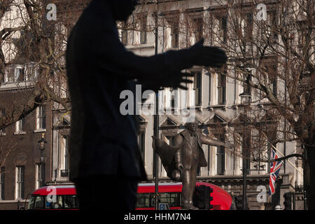The grasping arms of SouthAfrican President Nelson Mandela's statue with outstretched arm of former Labour politician David Lloyd-George Statues on 18th January 2017, in Parliament Square, London England. The statue of David Lloyd George is an outdoor bronze sculpture of former British Prime Minister David Lloyd George by Glynn Williams. This statue, which stands 8 feet (2.4 m) tall, was unveiled in October 2007 and was funded by the David Lloyd George Statue Appeal, a charitable trust supported in part by HRH The Prince of Wales .. (More in Description). Stock Photo