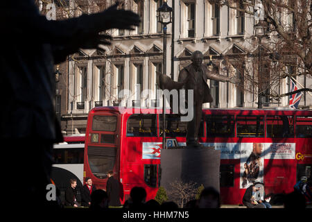 The grasping arms of SouthAfrican President Nelson Mandela's statue with outstretched arm of former Labour politician David Lloyd-George Statues on 18th January 2017, in Parliament Square, London England. The statue of David Lloyd George is an outdoor bronze sculpture of former British Prime Minister David Lloyd George by Glynn Williams. This statue, which stands 8 feet (2.4 m) tall, was unveiled in October 2007 and was funded by the David Lloyd George Statue Appeal, a charitable trust supported in part by HRH The Prince of Wales .. (More in Description). Stock Photo