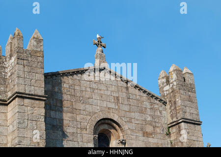 Porto: gull perched on the cross at the top of Sé do Porto, the Cathedral of the Old City Stock Photo