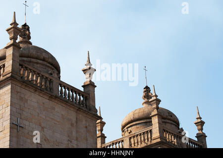 Porto: the bell towers of Sé do Porto, the Cathedral of the Old City, one of the most important Romanesque monuments in Portugal Stock Photo